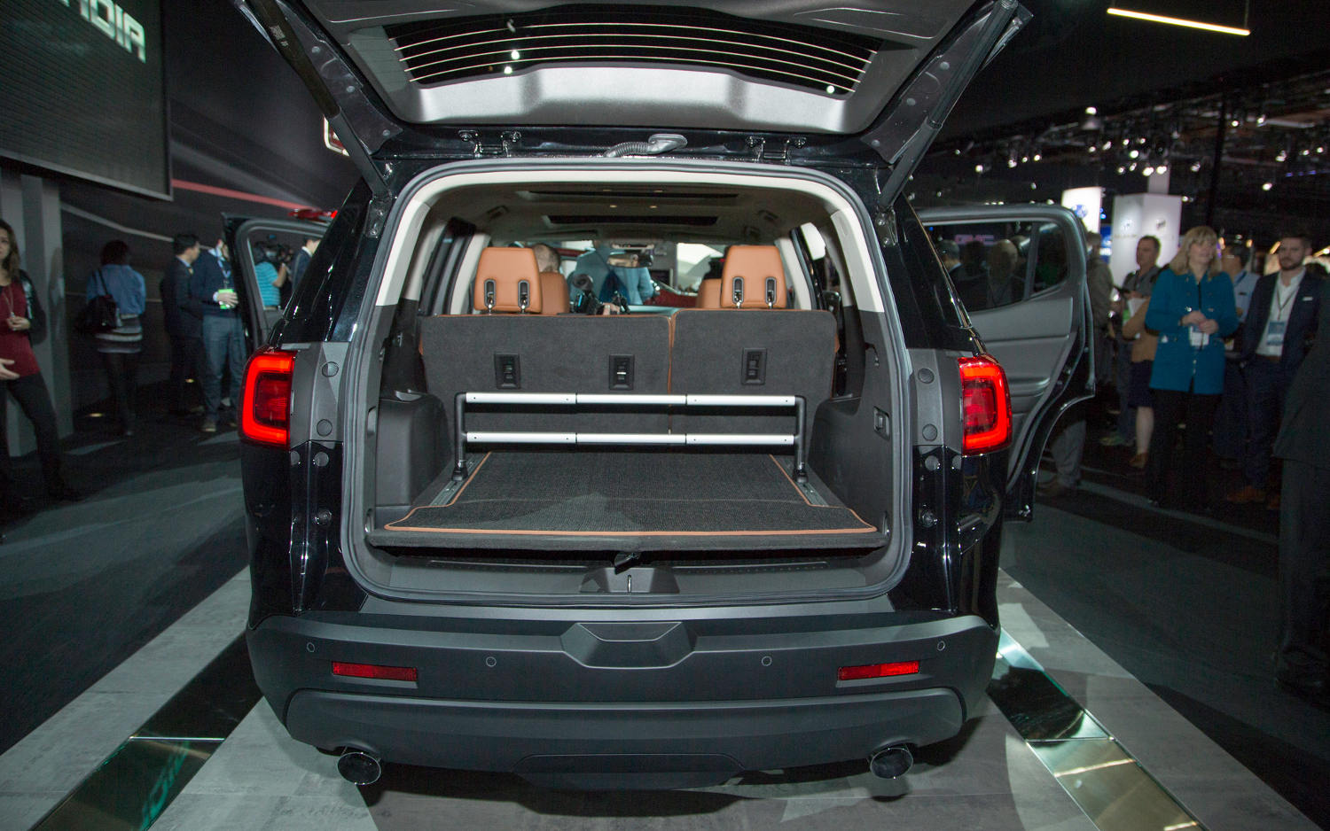 Comparison GMC Acadia Limited 2017 vs GMC Acadia Denali 2017